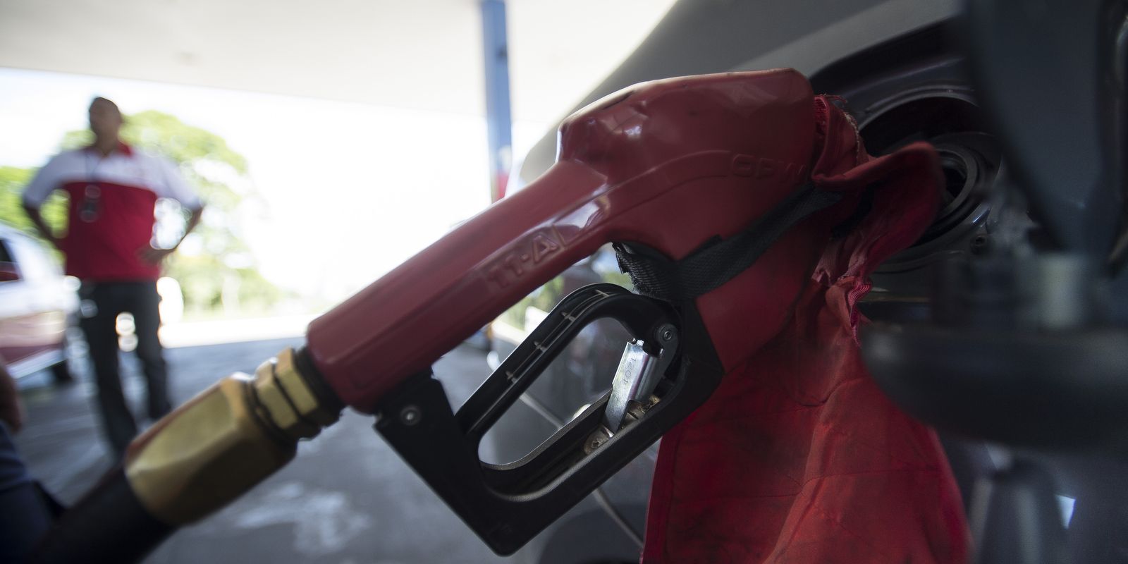 Lula zera impostos e subsidia diesel para mitigar impacto da alta do petróleo