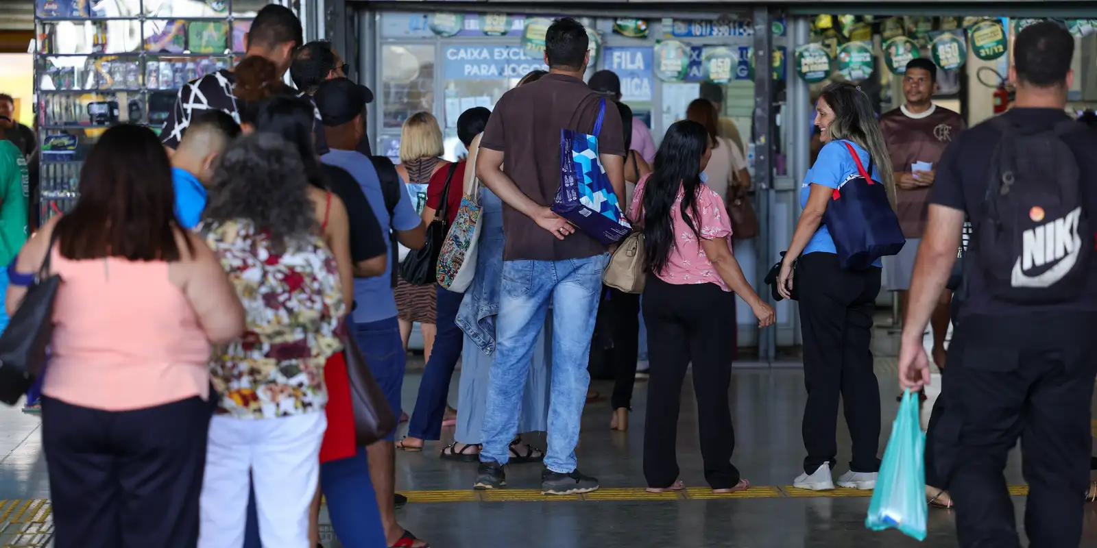 Mega-Sena acumula e sorteio principal pode chegar a R$ 7,5 milhões