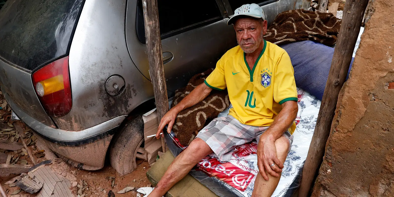 Morador de Juiz de Fora permanece em casa devastada pela lama