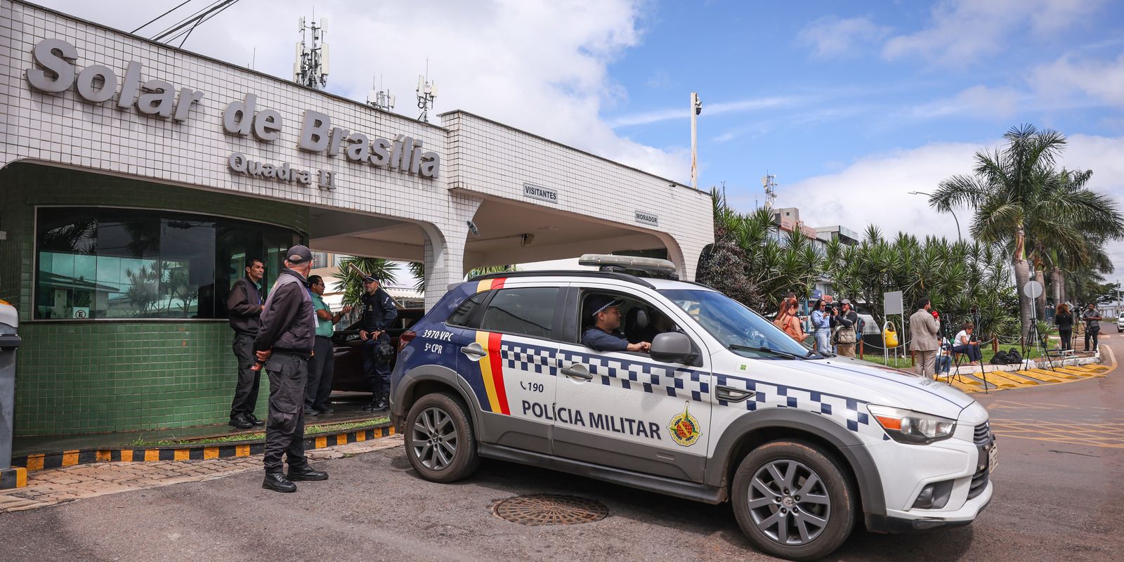 Moraes restringe livre acesso de filhos de Bolsonaro à prisão domiciliar