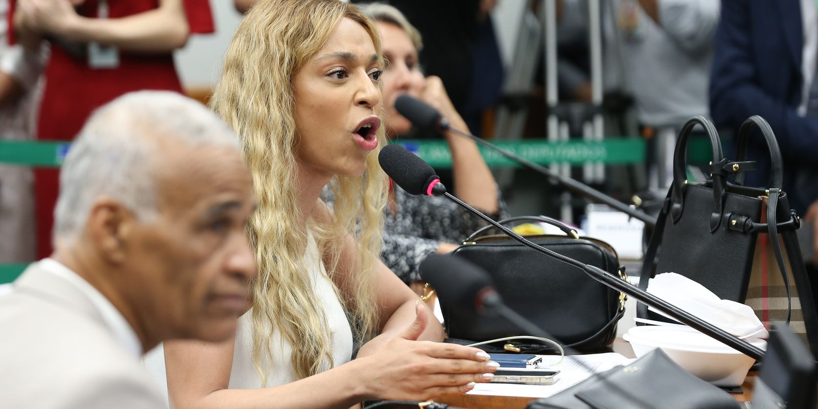 MPF move ação contra Ratinho e SBT por falas transfóbicas sobre Erika Hilton