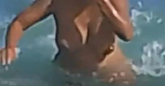 Mulher é flagrada tomando banho de mar sem roupa na praia em Salvador