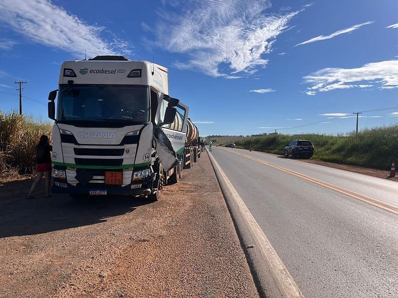 Mulher morre após colisão com caminhão na BR-163