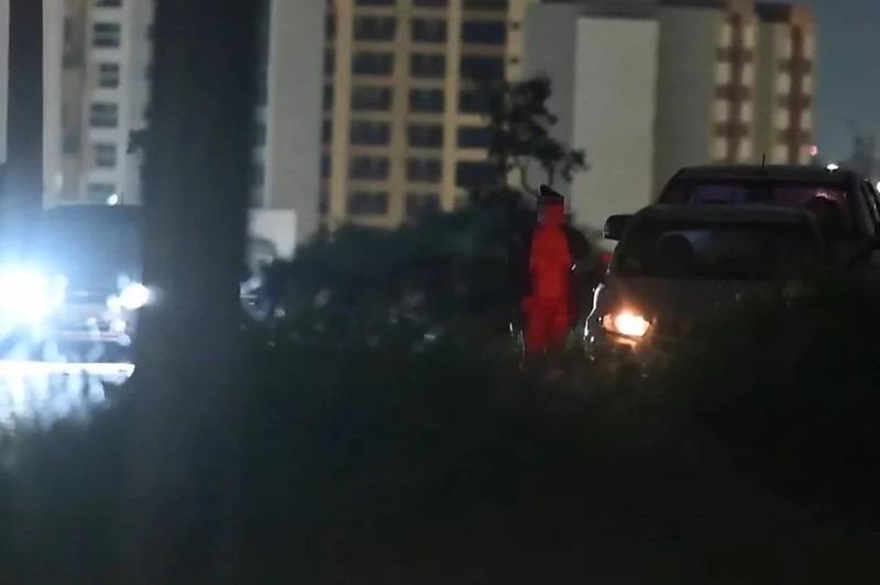 Mulher nua desce de caminhonete e faz sexo sobre capô diante de fila de motoristas