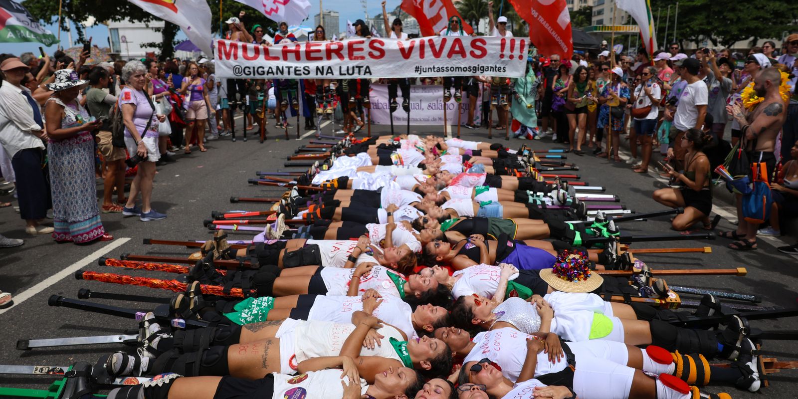 Mulheres do Rio se manifestam em Copacabana contra a violência e o feminicídio