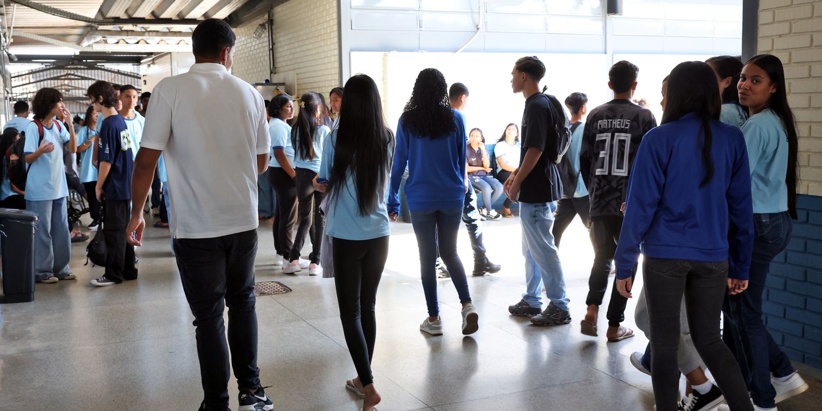 Beneficiários do Pé-de-Meia nascidos em novembro e dezembro recebem hoje
