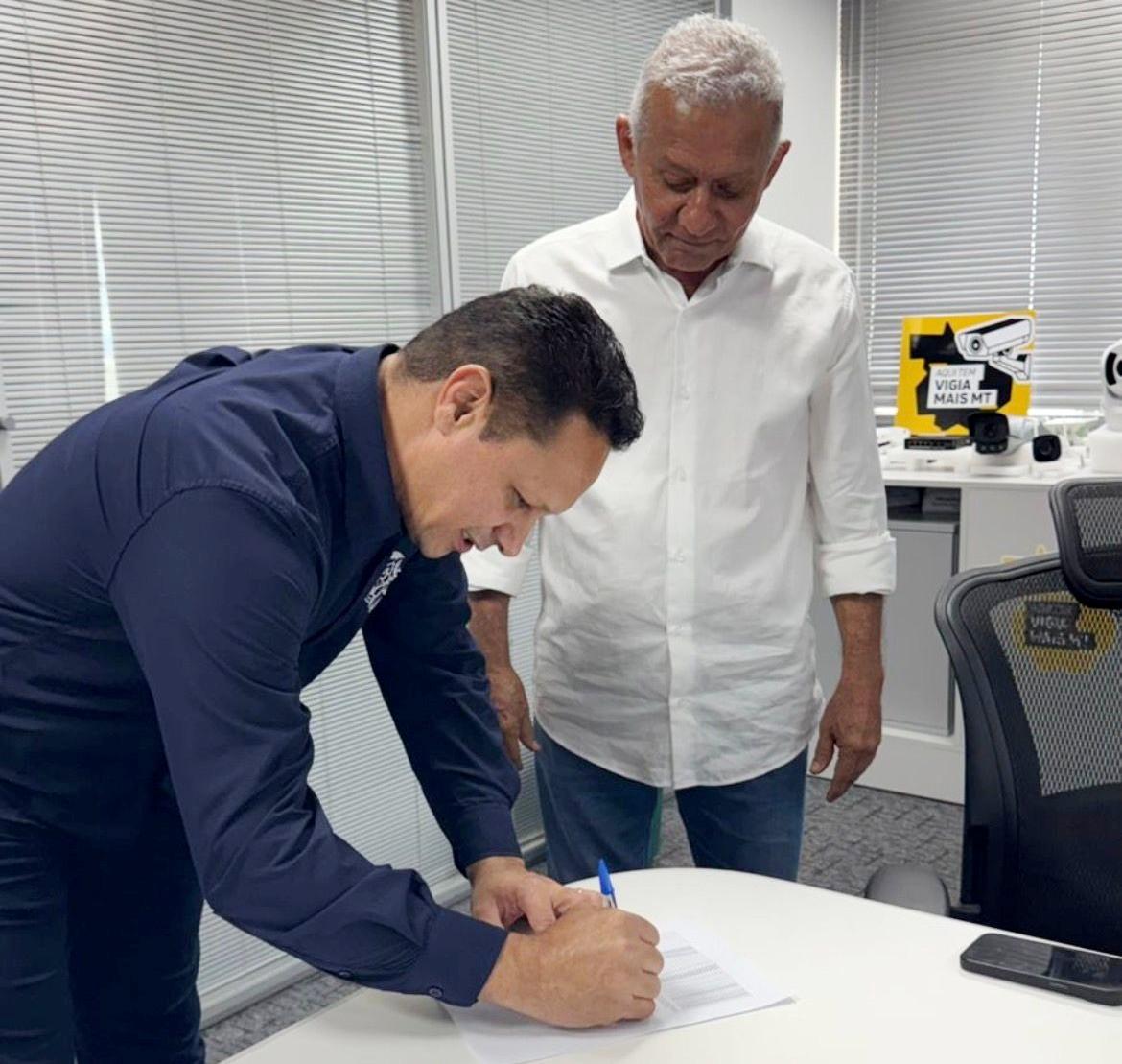 Prefeito de Nobres Assina Novo Aditivo do Vigia Mais MT e Garante Câmeras na Zona Rural