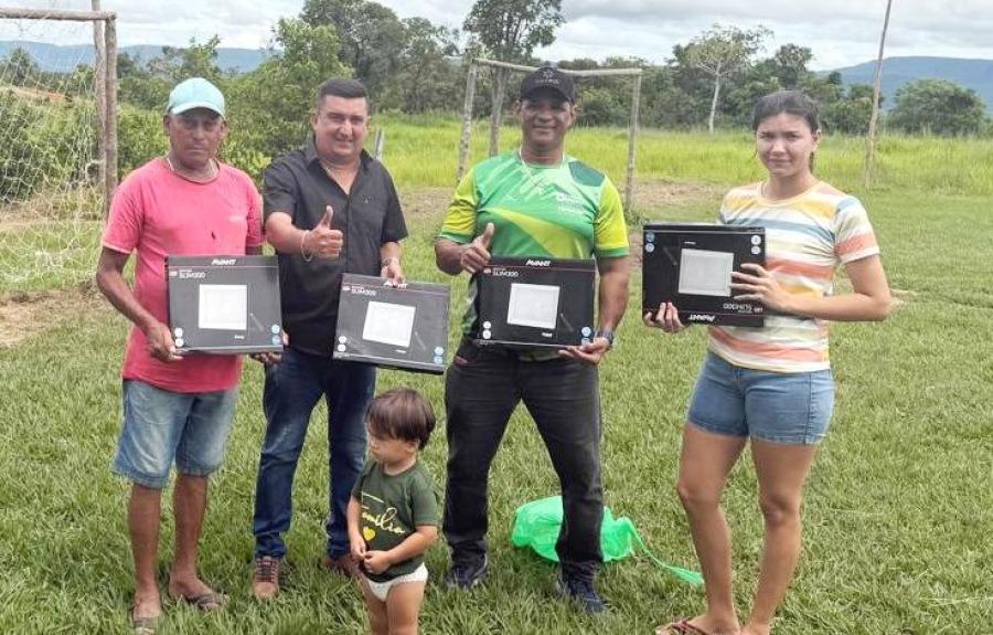 Prefeitura de Rosário Oeste Entrega Nova Iluminação para Campo de Futebol de escola rural do Distrito de Bauxi