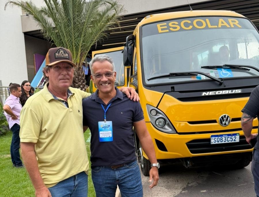 Rosário Oeste Ganha 4 Ônibus Escolares 0km no 2º Fórum de Prefeitos