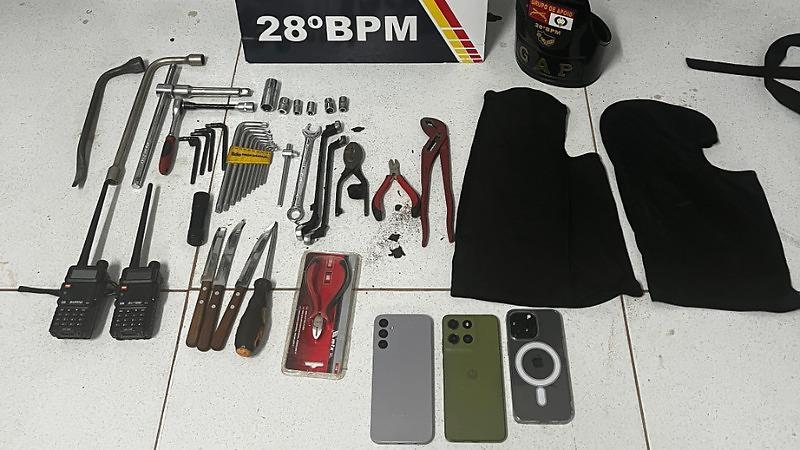 Trio é preso ao tentar furtar módulos de caminhões