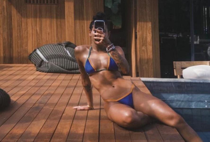Ana Castela posa de biquíni e exibe shape em foto nas redes sociais