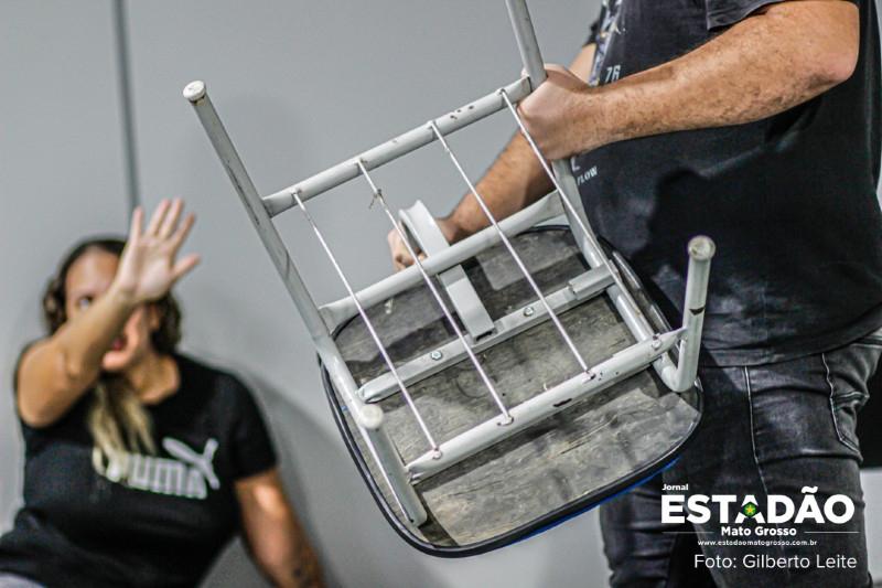 Após pedir para lavar a louça, mãe é atingida por cadeirada do filho de 13 anos