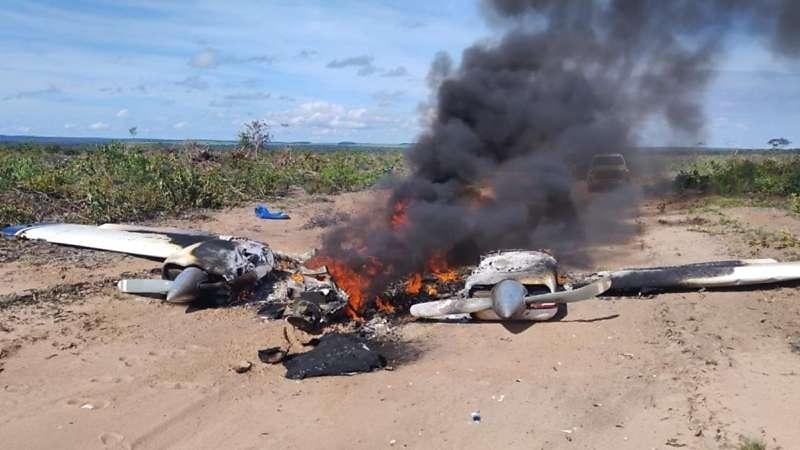 Avião cai em estrada na zona rural de MT e fica destruído pelo fogo