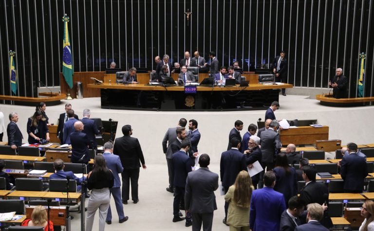 Câmara dos Deputados rejeita alterações do Senado na medida provisória do seguro-defeso