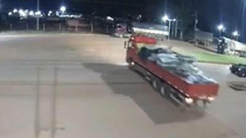 Carreta desgovernada invade madeireira e carga de bebidas é saqueada em MT