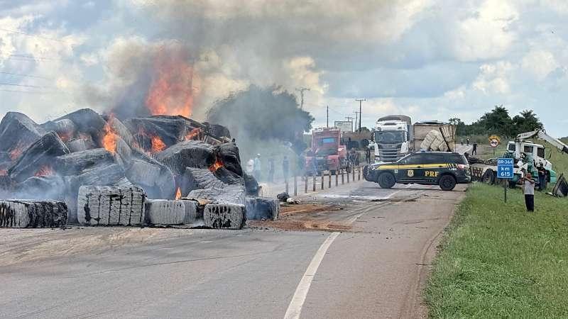 Carreta pega fogo e interdita trecho da BR-364 entre Diamantino e Nobres