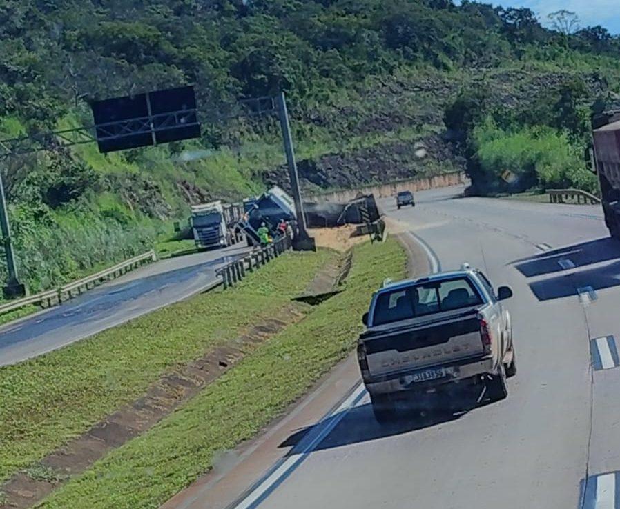 Carreta tomba na BR-364 em Nobres e derrama carga de farelo de soja na pista