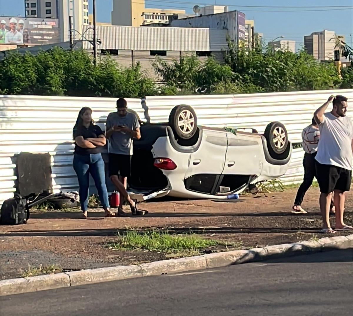 Carro de passeio capota na Prainha, em Cuiabá; mulher fica ferida e é socorrida