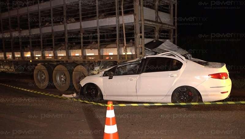 Carro fica preso sob carreta com suínos e motorista morre em Nova Mutum