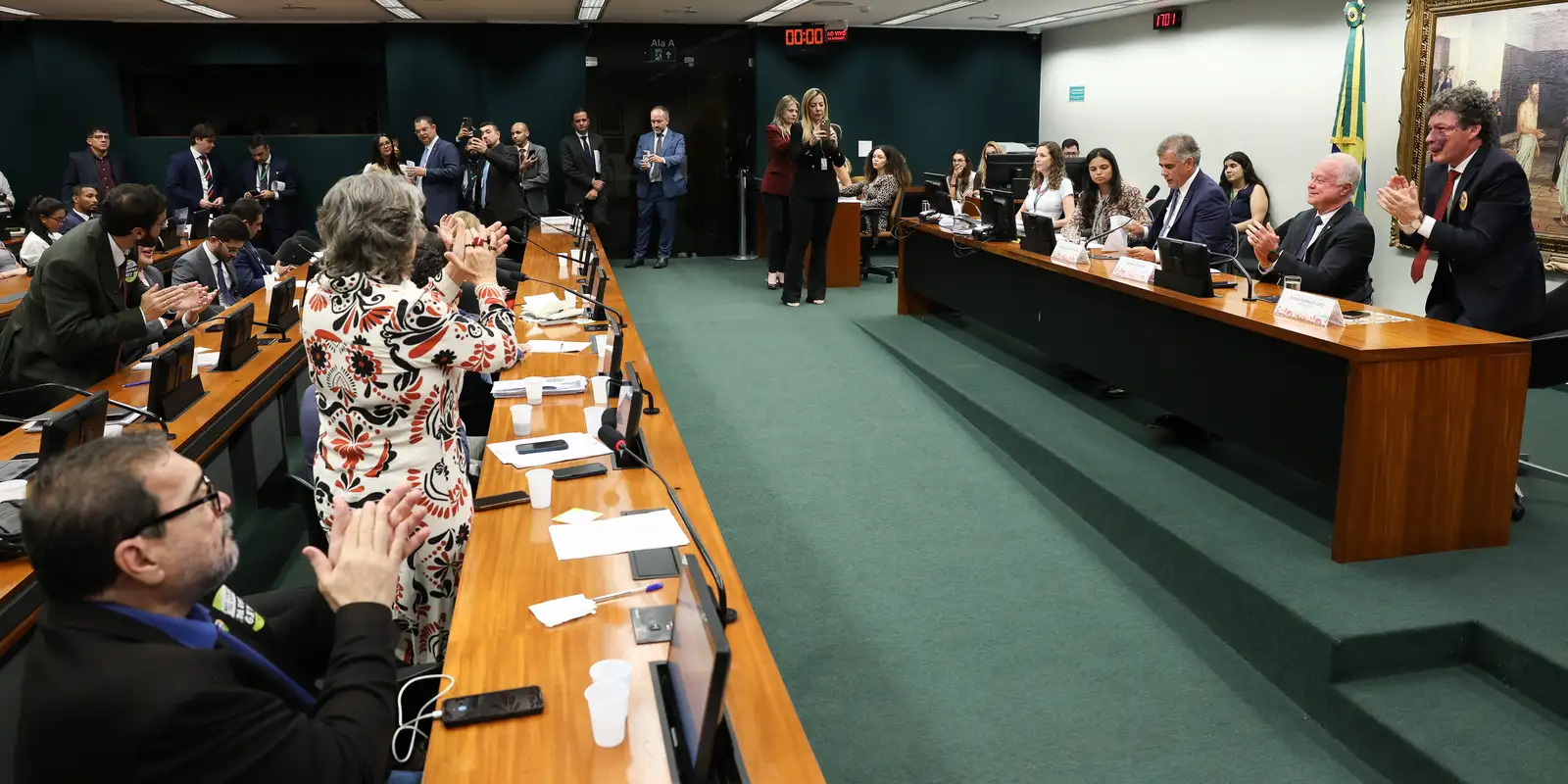 CCJ dá aval inicial a propostas que buscam o fim da escala 6x1