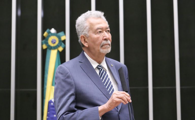 Comissão da Câmara aprova exigência para bancos oferecerem meio de pagamento em conta-salário