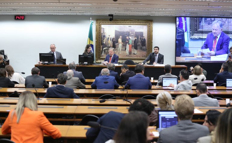 Comissão aprova sete candidatos ao TCU; plenário vota nesta terça-feira