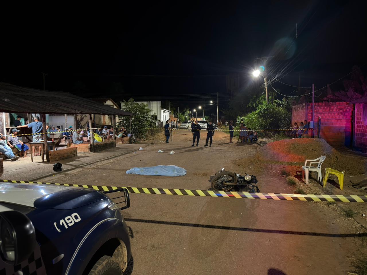 Dupla em moto executa homem em frente a bar em Alto Paraguai e foge após ataque