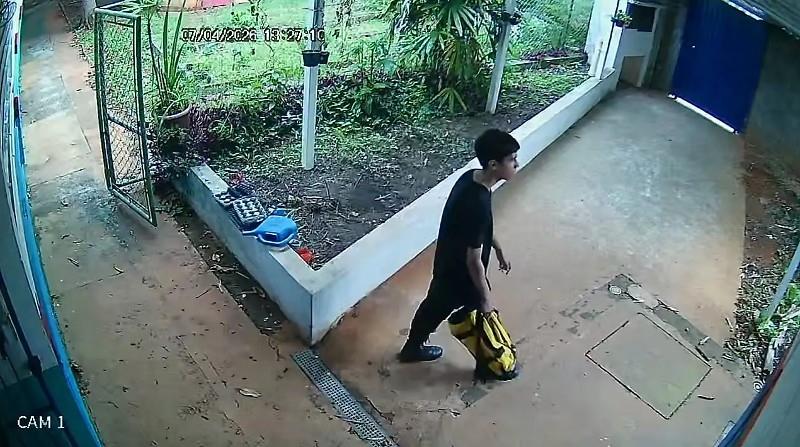 Ex-aluno invade escola com facão e ataca professora 