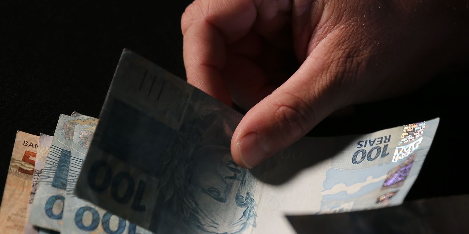 Governo estuda liberação do FGTS para pagamento de débitos, informa Durigan