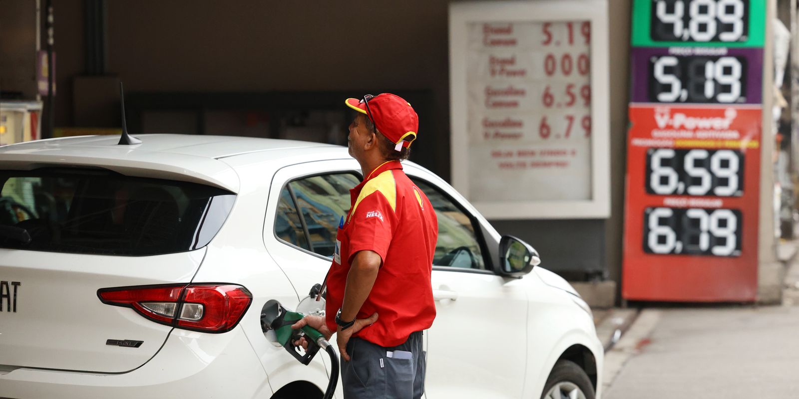 Governo propõe usar lucros extraordinários do petróleo para desonerar combustíveis