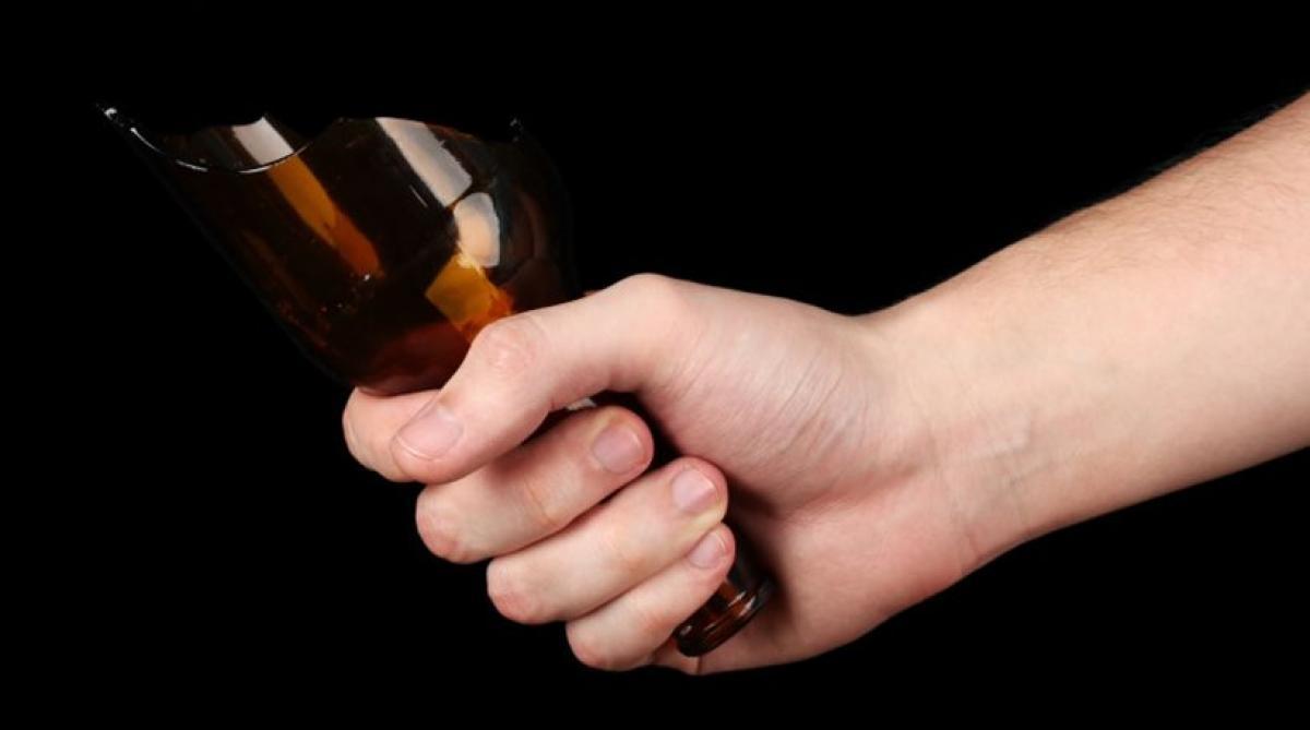 Homem desfere garrafada na cabeça de desafeto em MT