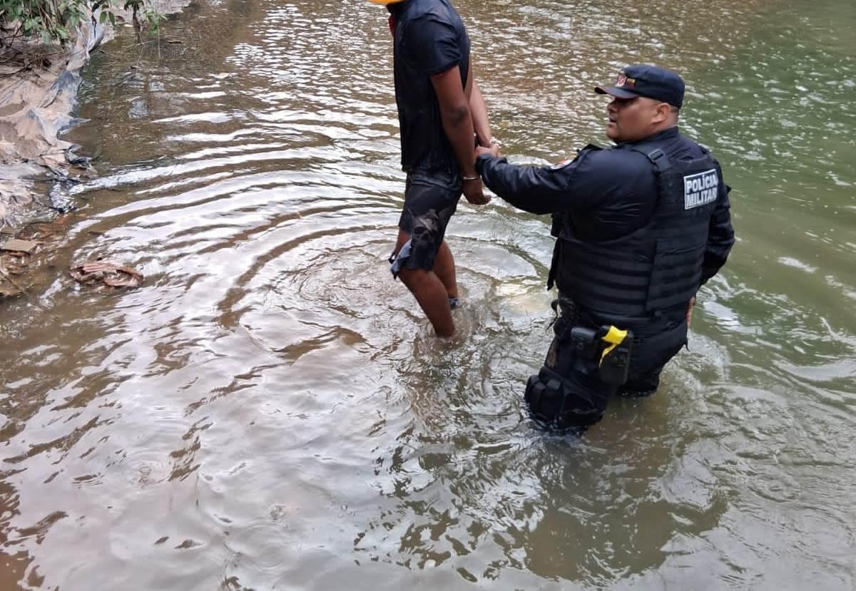 Homem se joga em córrego para tentar fugir da prisão em Cuiabá