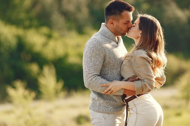 Homens que se relacionam com mulheres mais jovens tendem a ser mais felizes, diz pesquisa