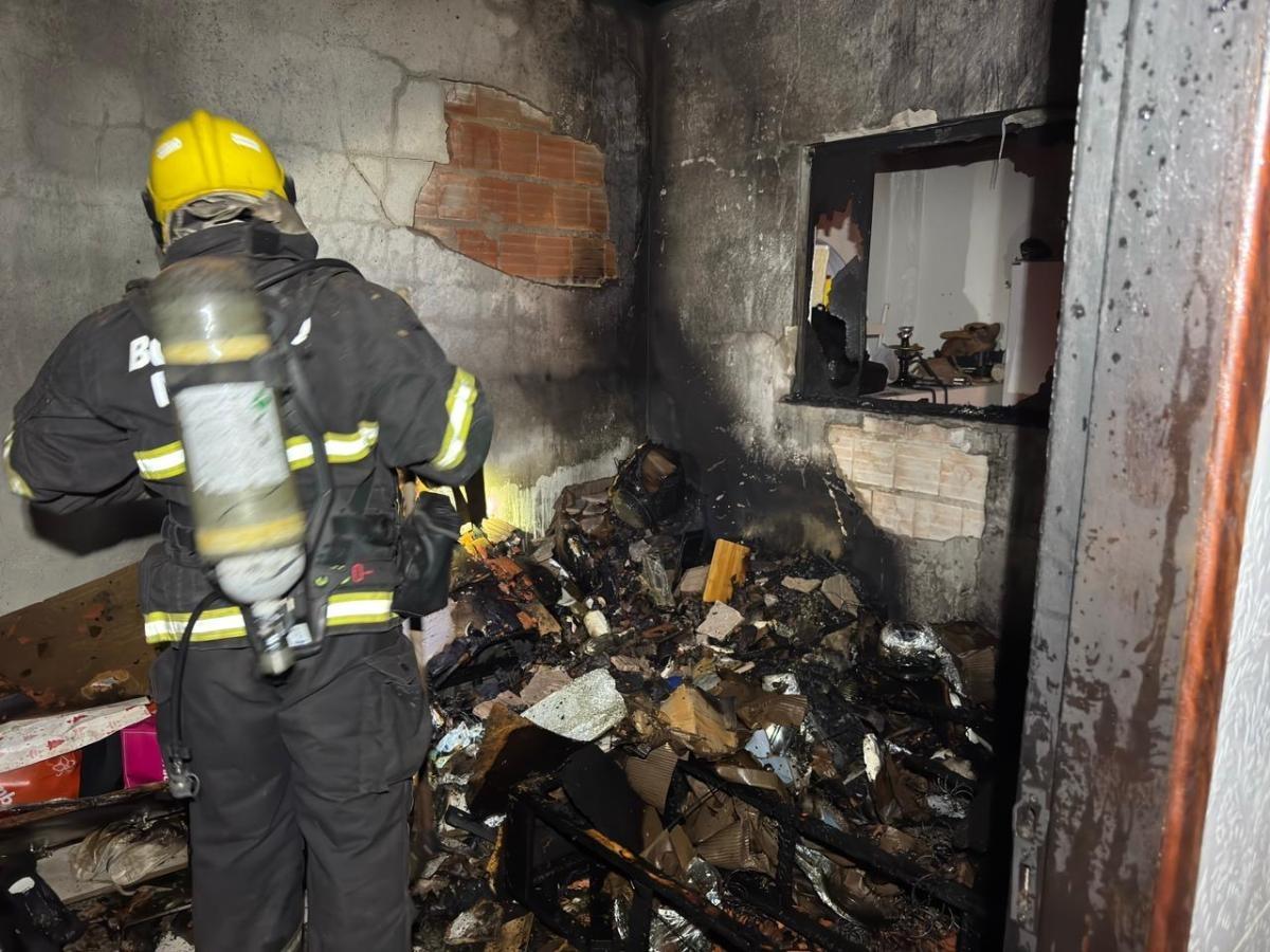 Incêndio destrói casa em Lucas do Rio Verde; fogo começou no ventilador