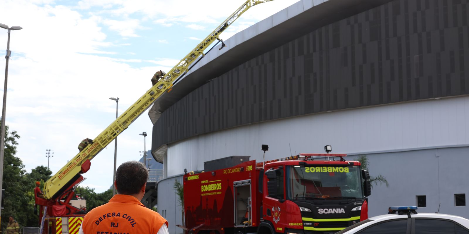 Incêndio no velódromo do Rio é debelado após 14 horas de trabalho