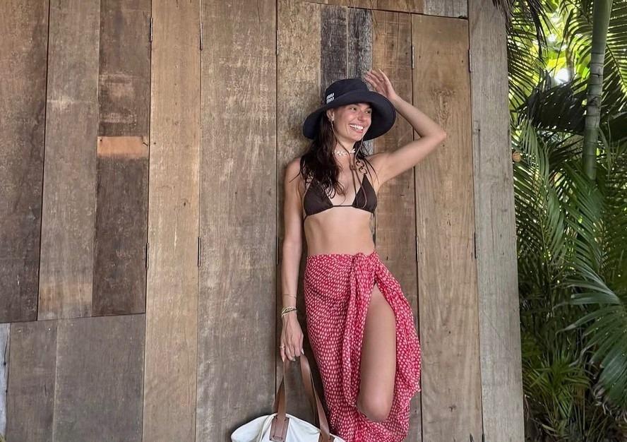 Isis Valverde encanta com álbum de fotos de viagem à Bahia: 