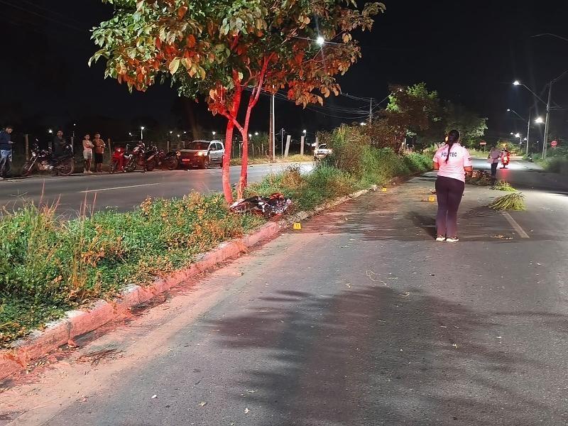 Jovem de 22 anos morre após bater moto contra árvore em Cuiabá