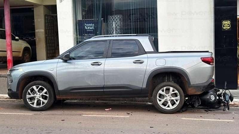 Jovem fica gravemente ferido após colisão com veículo parado em Arenápolis