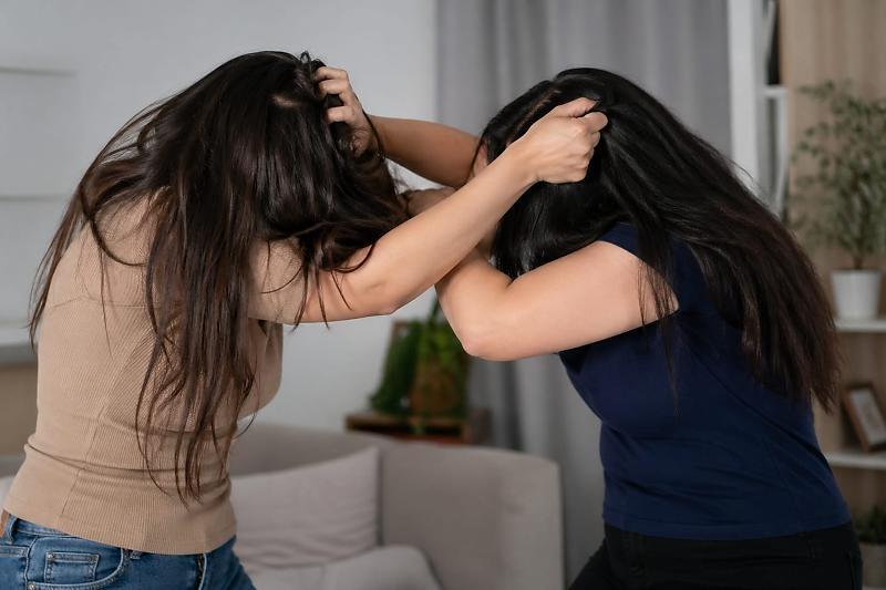 Mãe e filha de 17 anos entram em luta corporal e são levadas à delegacia em Cuiabá