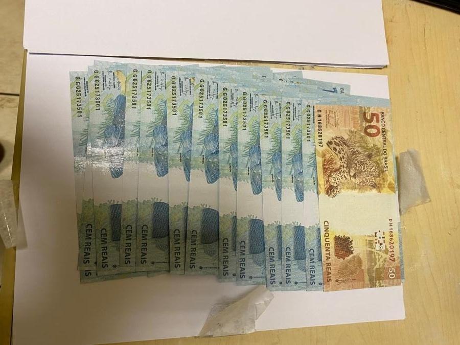 Menor é flagrado recebendo dinheiro falso por correspondência entregue pelos Correios