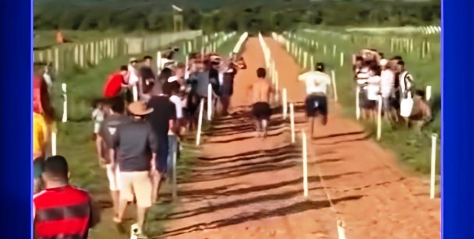 Moradores de Acorizal transformam raia de cavalo em corrida na areia