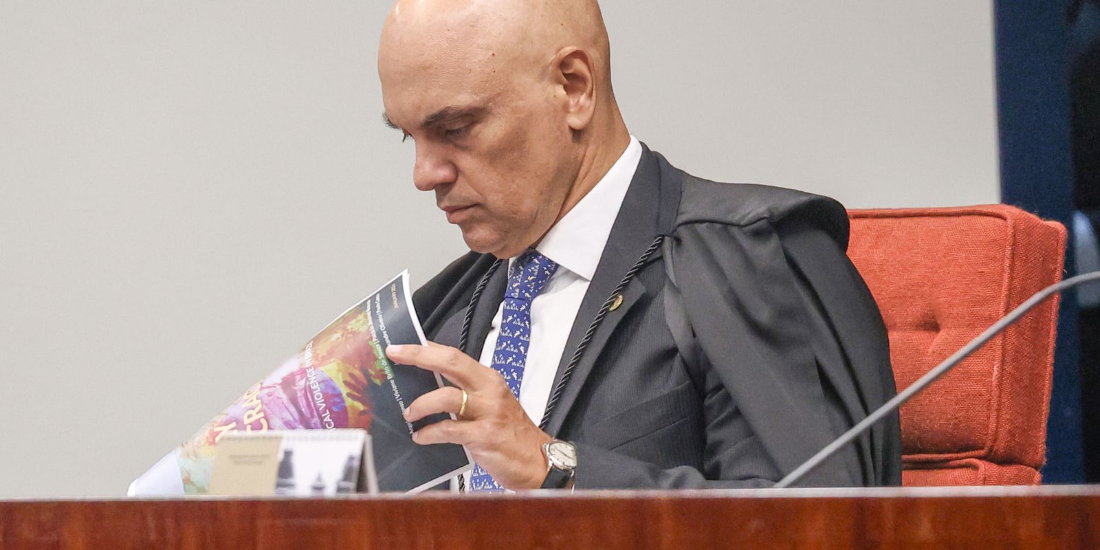 Moraes inicia investigação contra Flávio Bolsonaro por alegada calúnia a Lula