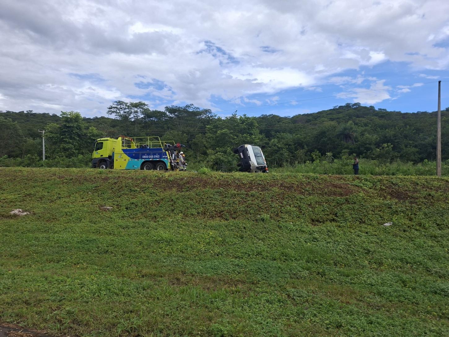 Motorista perde controle sob chuva e veículo capotou na BR-163/364 em Nobres