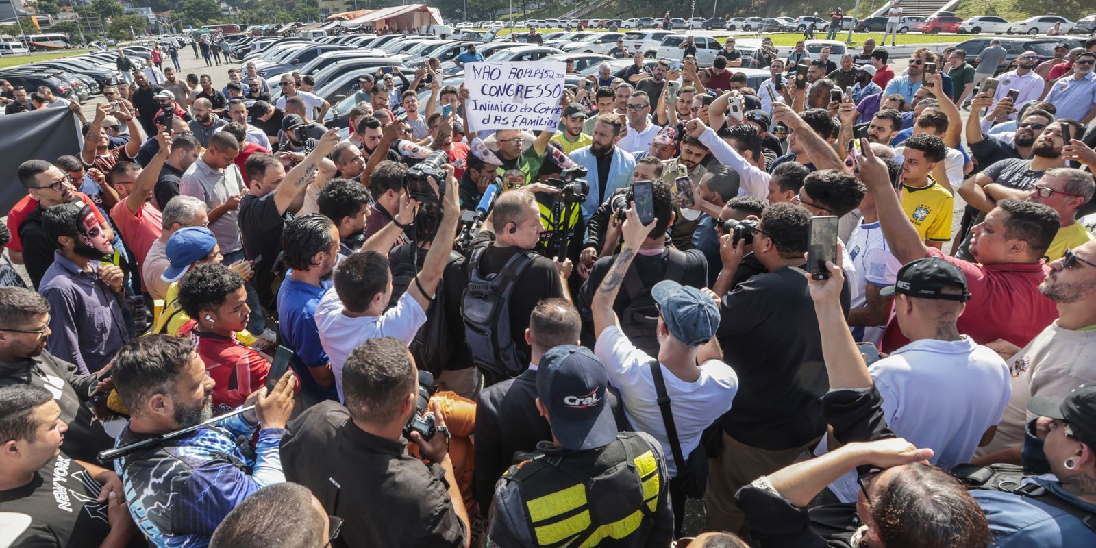 Motoristas de aplicativo protestam contra proposta de regulamentação em São Paulo