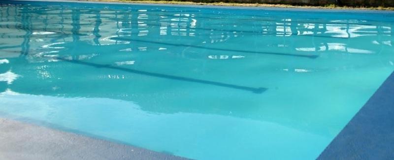 Mulher é encontrada morta em piscina de salão de eventos