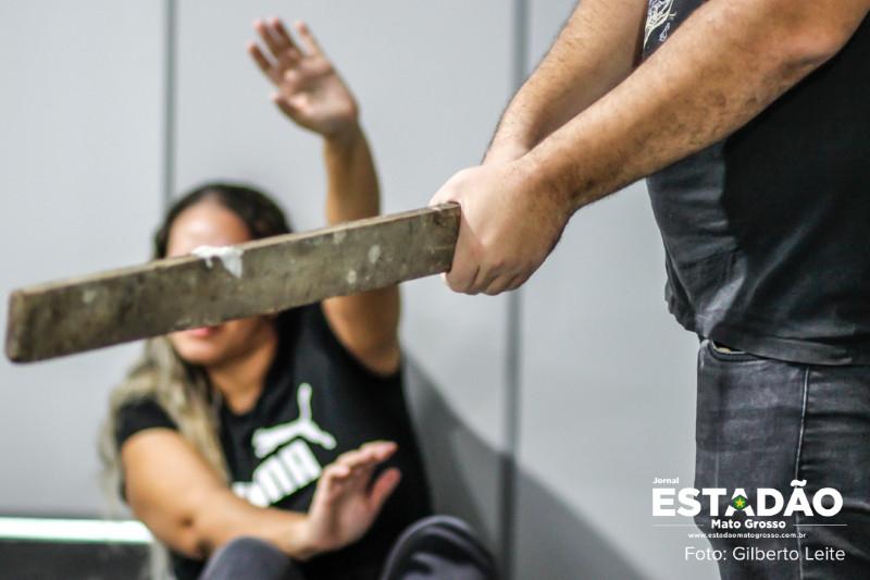 Mulher é espancada pelo ex e corre ensanguentada pelas ruas; filho é ameaçado