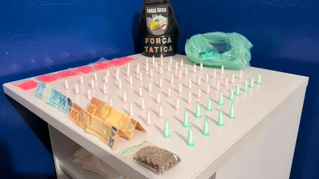 Operação em Barra do Bugres: Força Tática prende faccionado e apreende mais de 100 porções de drogas