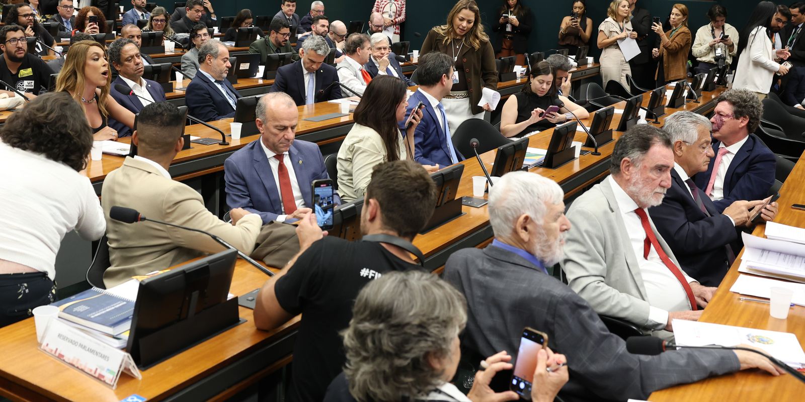 Pedido de vista coletivo adia análise da PEC que visa encerrar a jornada 6x1 na CCJ da Câmara