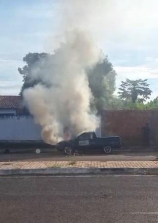 Picape pega fogo e motorista escapa por pouco em Nova Olímpia