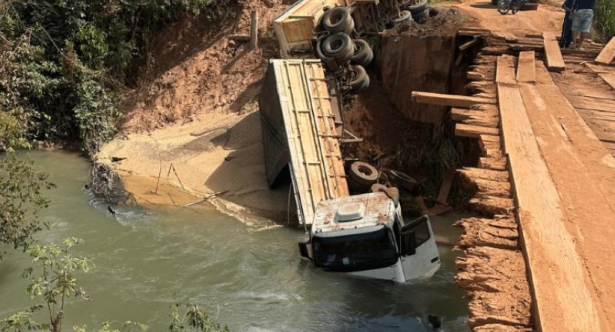 Ponte de madeira cede, caminhão cai e trecho é interditado sem previsão